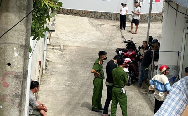 Người đàn ông tử vong trong tư thế treo cổ-2