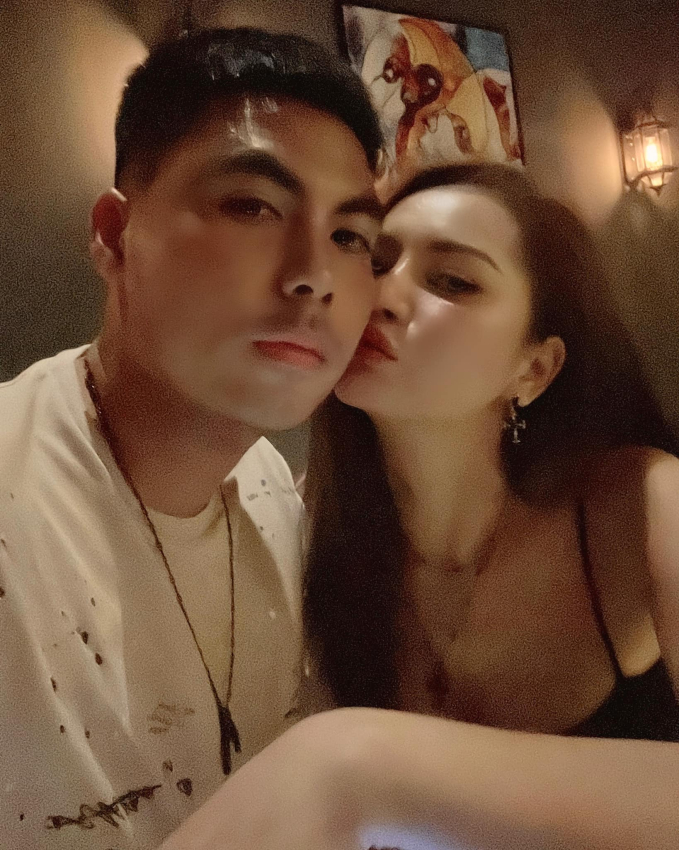Nữ giám đốc nóng bỏng đổ chàng cầu thủ kém tuổi qua mạng: Ban đầu giấu kín, giờ được chiều như em bé!-1