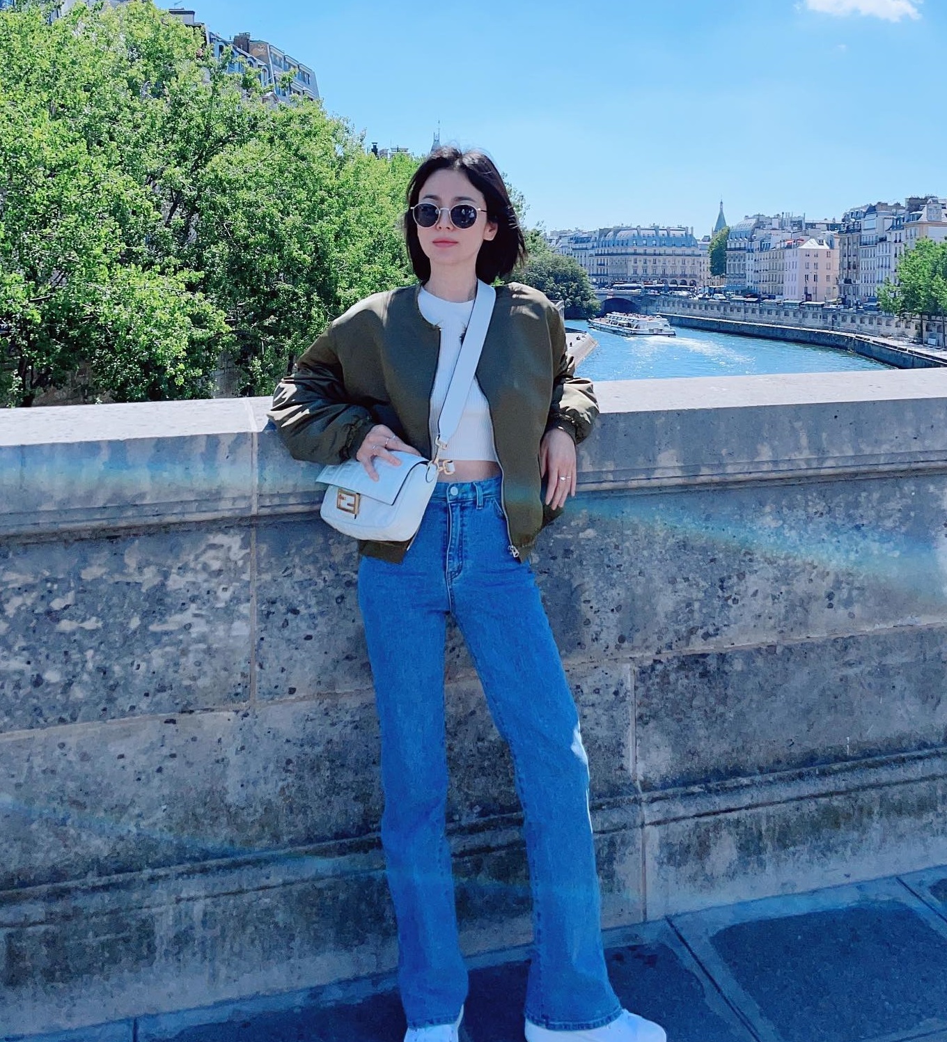 Gợi ý cách mặc đồ trắng trẻ trung và sang trọng như Song Hye Kyo-7