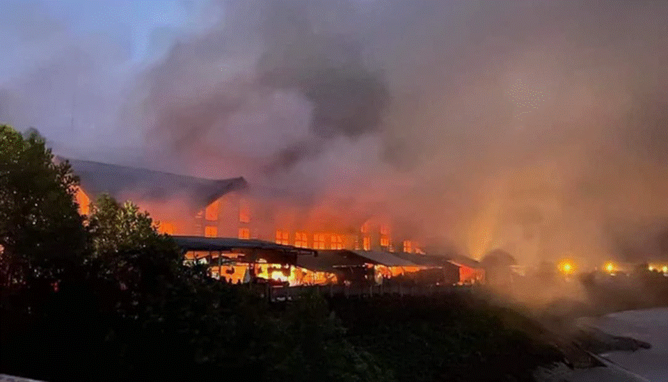 CLIP: Cảnh tro tàn sau khi chợ lớn nhất huyện ở Thừa Thiên - Huế bị cháy-1