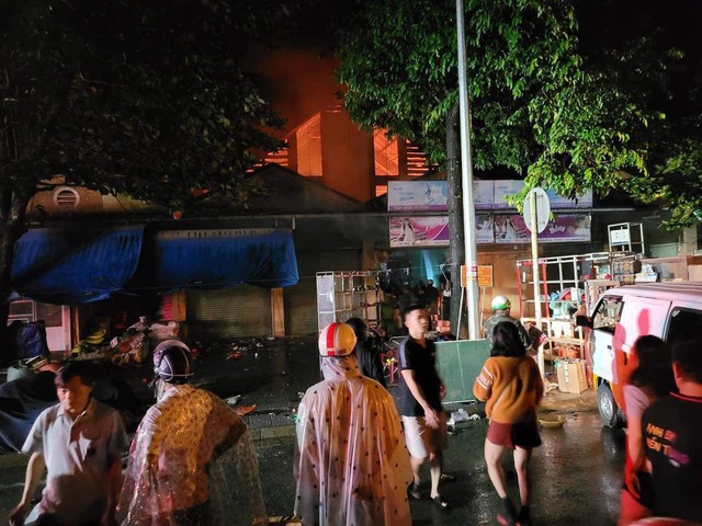 CLIP: Cảnh tro tàn sau khi chợ lớn nhất huyện ở Thừa Thiên - Huế bị cháy-2