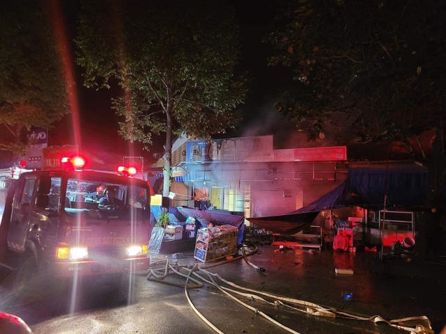 CLIP: Cảnh tro tàn sau khi chợ lớn nhất huyện ở Thừa Thiên - Huế bị cháy-3