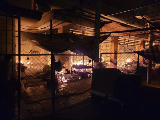 CLIP: Cảnh tro tàn sau khi chợ lớn nhất huyện ở Thừa Thiên - Huế bị cháy-4
