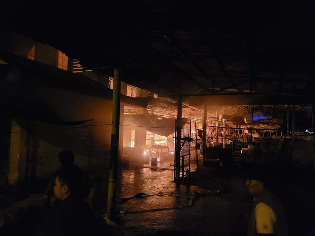 CLIP: Cảnh tro tàn sau khi chợ lớn nhất huyện ở Thừa Thiên - Huế bị cháy-5