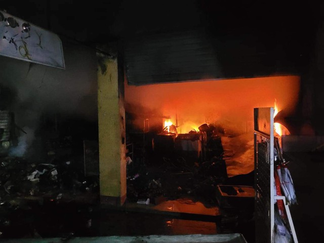 CLIP: Cảnh tro tàn sau khi chợ lớn nhất huyện ở Thừa Thiên - Huế bị cháy-6