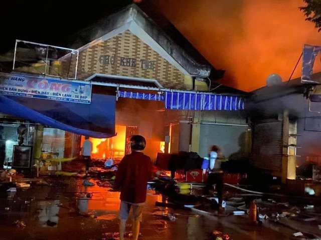 CLIP: Cảnh tro tàn sau khi chợ lớn nhất huyện ở Thừa Thiên - Huế bị cháy-7