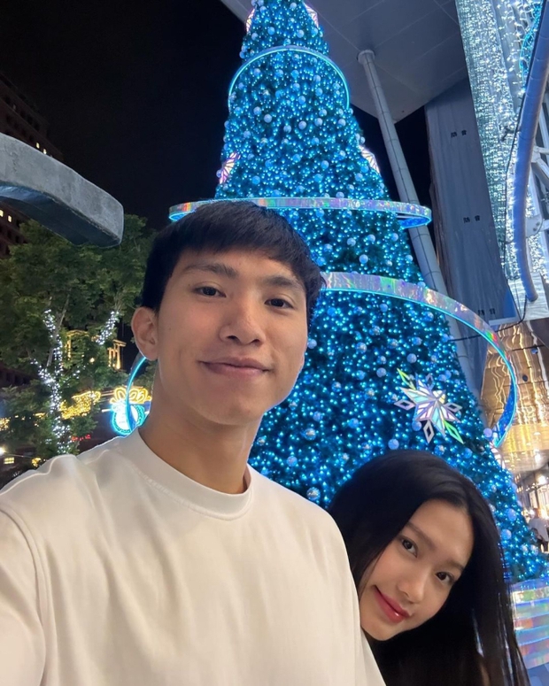 Đoàn Văn Hậu đưa Doãn Hải My vi vu Singapore sau đám cưới, liên tục có hành động tình cảm khiến người qua đường chú ý-1