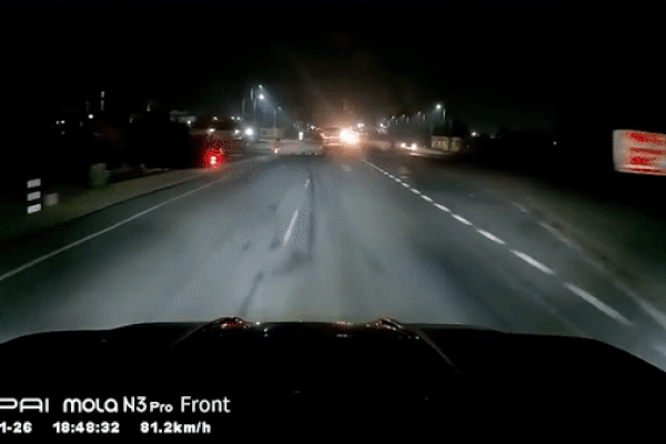 Clip: Tài xế ô tô đánh lái khẩn cấp, tránh xe máy cắt mặt sang đường