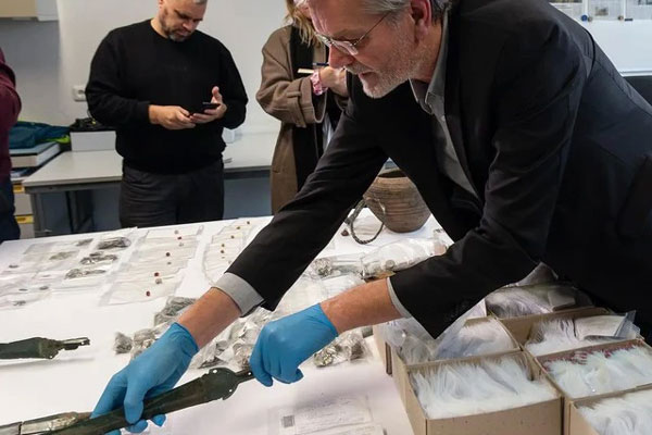 Đào mương, lộ ra kho báu 3.000 năm gây choáng váng-1