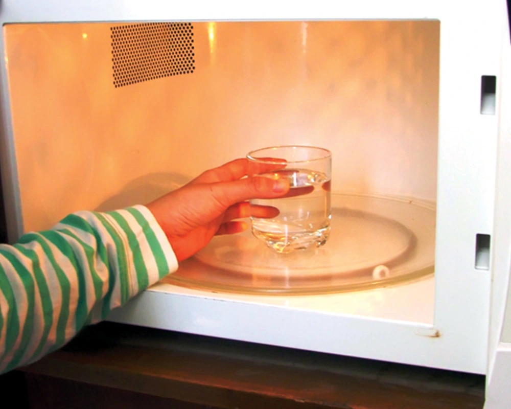 Có nên đun sôi nước bằng lò vi sóng không? Chuyên gia đưa ra lời giải thích, có lưu ý đặc biệt-2