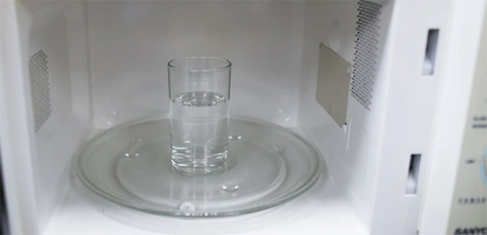 Có nên đun sôi nước bằng lò vi sóng không? Chuyên gia đưa ra lời giải thích, có lưu ý đặc biệt-1