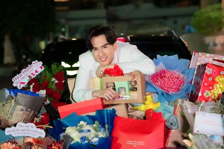 Đan Trường hạnh phúc đón tuổi 47 bên vợ cũ và con trai-2