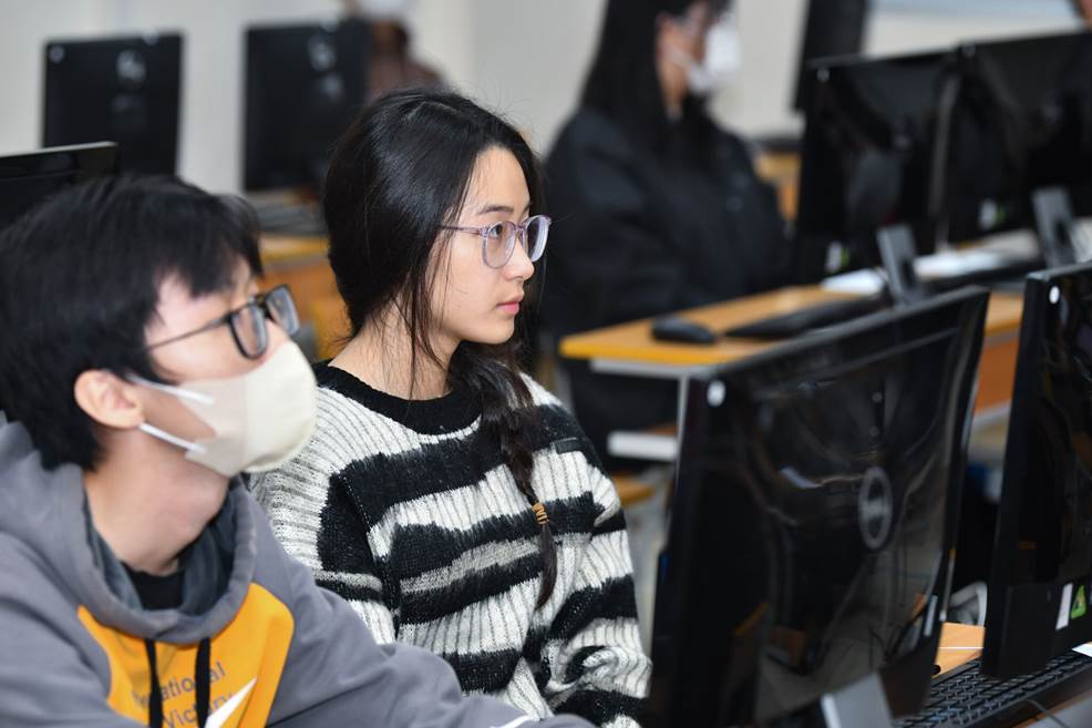 Hơn 2.800 thí sinh bước vào kỳ thi tuyển sinh đại học đầu tiên năm 2024-8