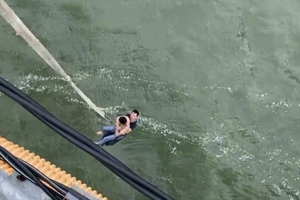 Nam thanh niên nhảy cầu tự tử bất thành vì… biết bơi-1