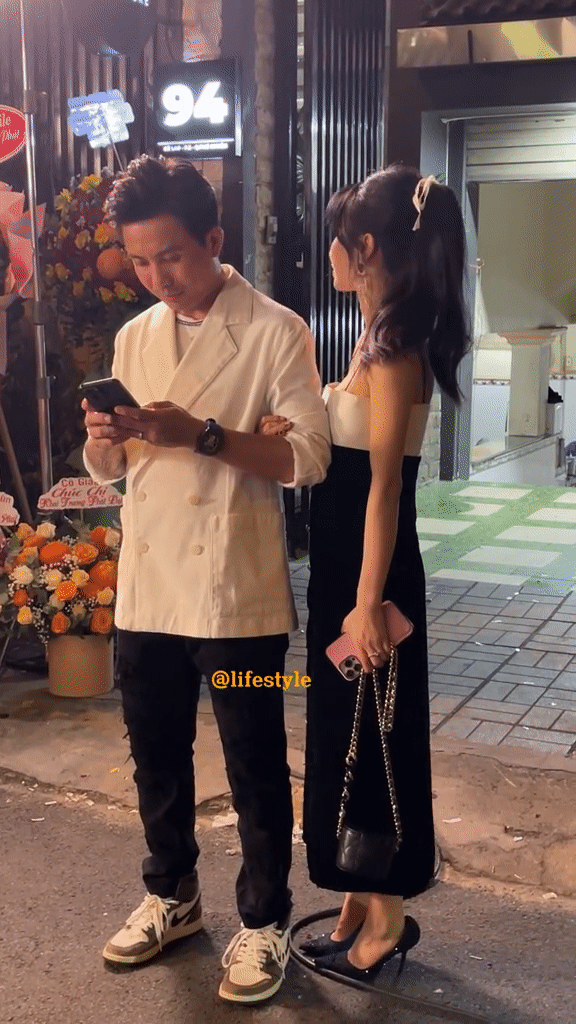 Team qua đường bắt cận cảnh Mina Phạm làm nũng với Minh Nhựa trong khi chồng đại gia mải mê bấm điện thoại-2