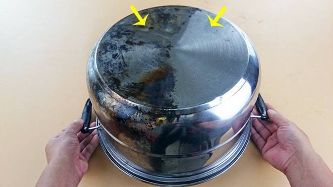 Nồi inox chuyển sang màu đen, rắc thứ này lên trên sẽ sáng bóng như mới-1
