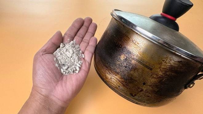 Nồi inox chuyển sang màu đen, rắc thứ này lên trên sẽ sáng bóng như mới-2