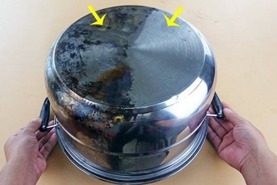 Nồi inox chuyển sang màu đen, rắc thứ này lên trên sẽ sáng bóng như mới