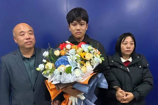 Thanh niên bị bắt cóc từ nhỏ tìm lại được bố đẻ tỷ phú, một bước đổi đời nhưng lại bất ngờ khó chịu