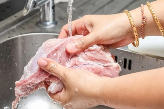 Thói quen nguy hiểm khi nấu ăn nhiều chị em thường xuyên mắc