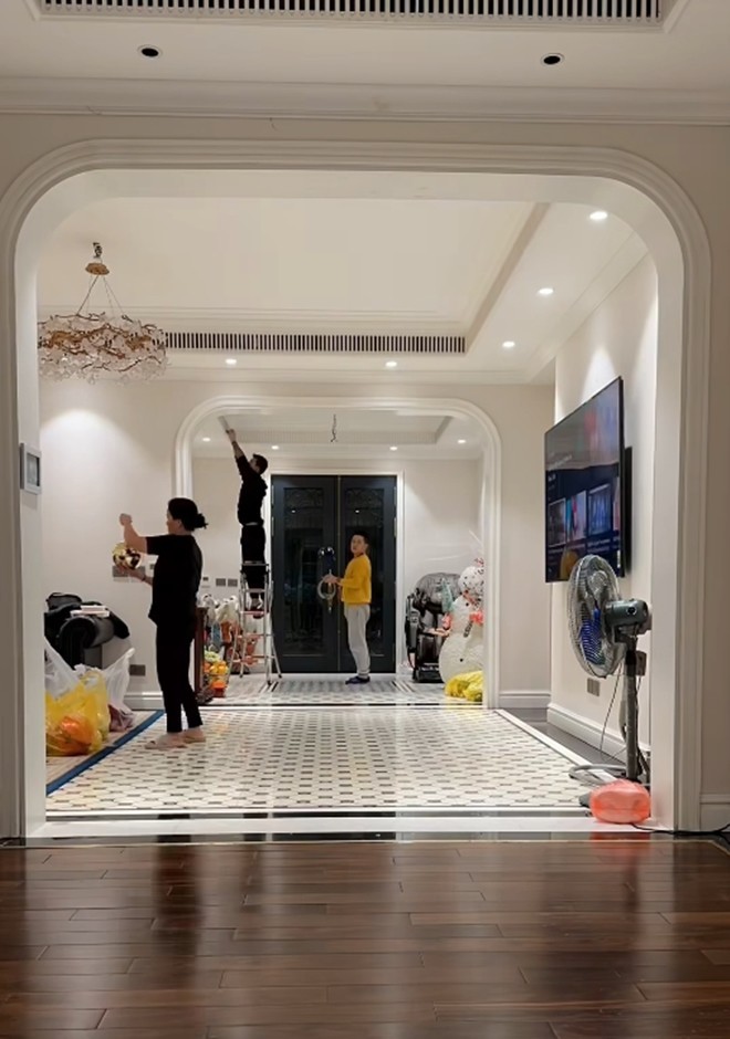 Biệt thự bạc tỷ của Tuấn Hưng phủ màu sắc mới, cảnh Su Hào được bố dạy dọn dẹp nhà cửa gây chú ý-1
