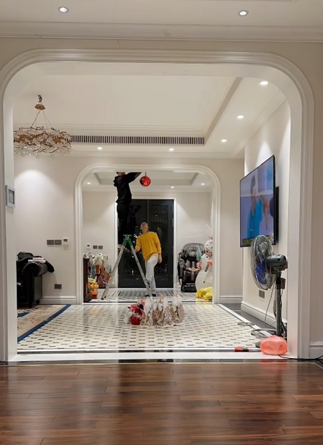 Biệt thự bạc tỷ của Tuấn Hưng phủ màu sắc mới, cảnh Su Hào được bố dạy dọn dẹp nhà cửa gây chú ý-3