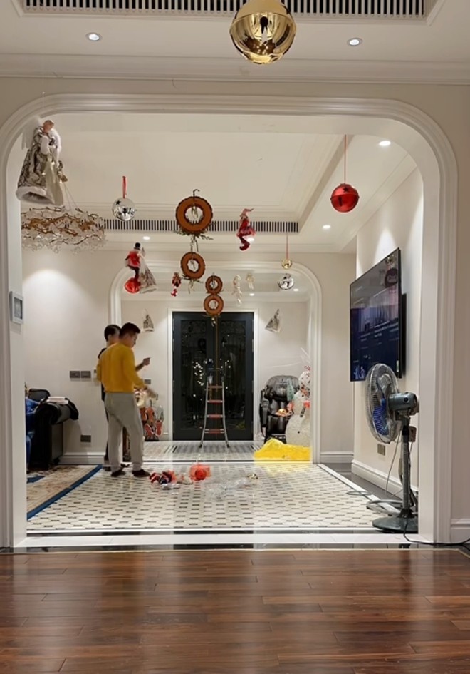 Biệt thự bạc tỷ của Tuấn Hưng phủ màu sắc mới, cảnh Su Hào được bố dạy dọn dẹp nhà cửa gây chú ý-4