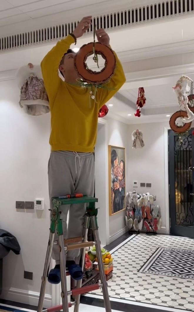 Biệt thự bạc tỷ của Tuấn Hưng phủ màu sắc mới, cảnh Su Hào được bố dạy dọn dẹp nhà cửa gây chú ý-6