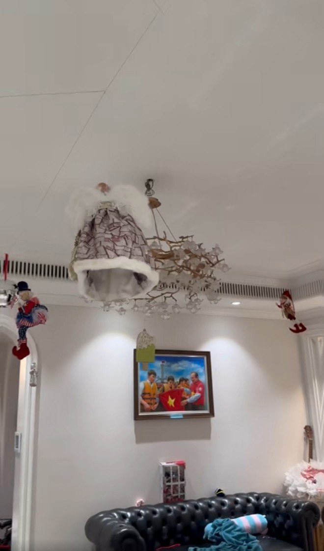 Biệt thự bạc tỷ của Tuấn Hưng phủ màu sắc mới, cảnh Su Hào được bố dạy dọn dẹp nhà cửa gây chú ý-10