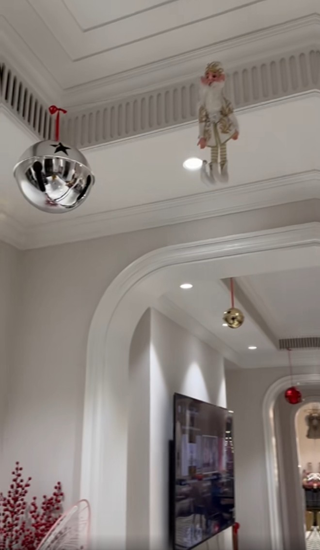 Biệt thự bạc tỷ của Tuấn Hưng phủ màu sắc mới, cảnh Su Hào được bố dạy dọn dẹp nhà cửa gây chú ý-11