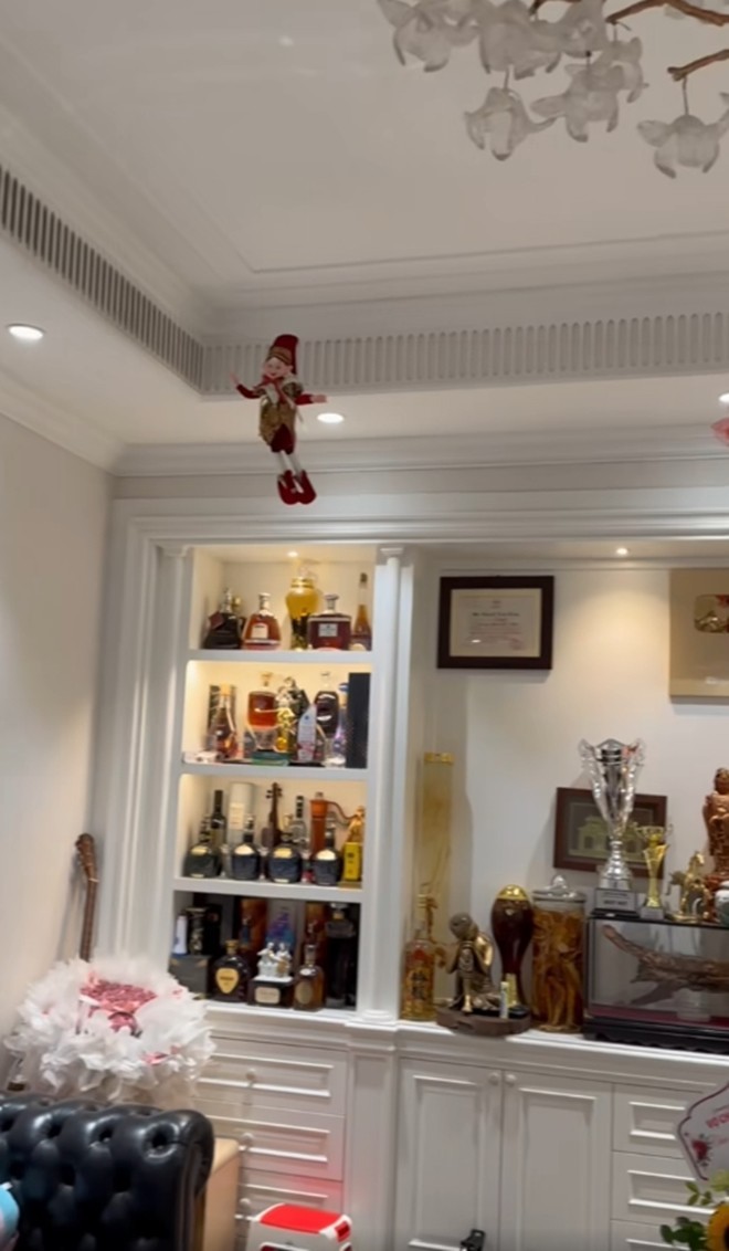 Biệt thự bạc tỷ của Tuấn Hưng phủ màu sắc mới, cảnh Su Hào được bố dạy dọn dẹp nhà cửa gây chú ý-12