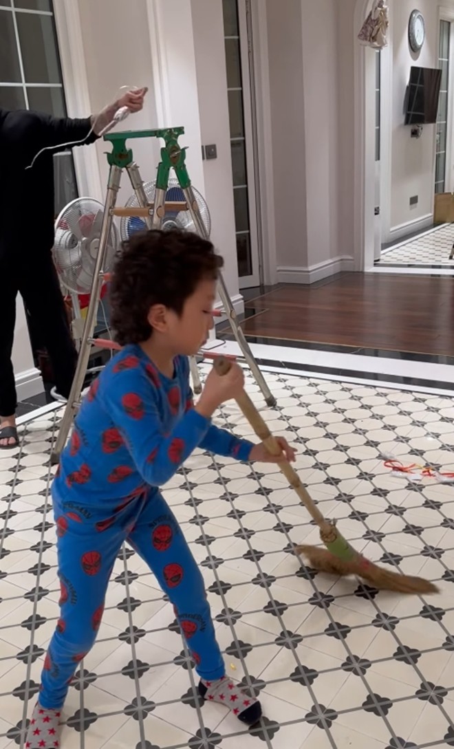 Biệt thự bạc tỷ của Tuấn Hưng phủ màu sắc mới, cảnh Su Hào được bố dạy dọn dẹp nhà cửa gây chú ý-13