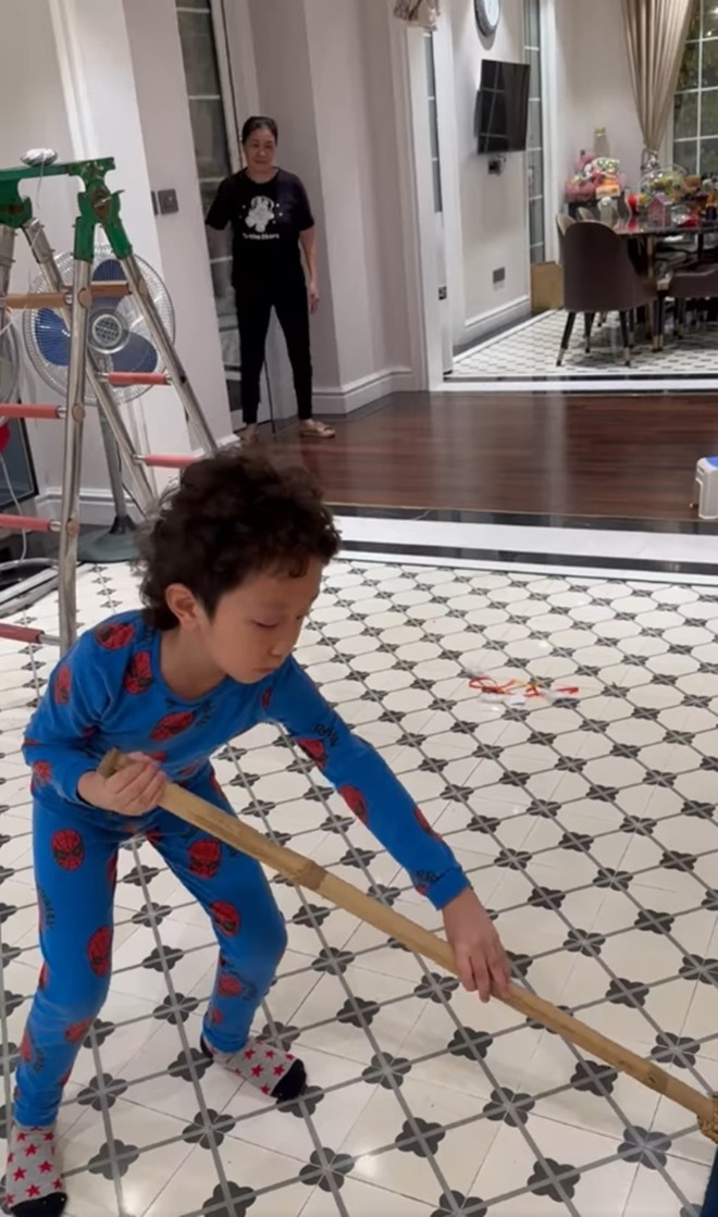 Biệt thự bạc tỷ của Tuấn Hưng phủ màu sắc mới, cảnh Su Hào được bố dạy dọn dẹp nhà cửa gây chú ý-14