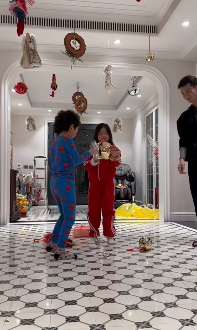 Biệt thự bạc tỷ của Tuấn Hưng phủ màu sắc mới, cảnh Su Hào được bố dạy dọn dẹp nhà cửa gây chú ý-15