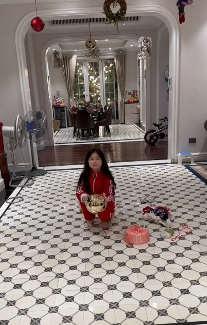 Biệt thự bạc tỷ của Tuấn Hưng phủ màu sắc mới, cảnh Su Hào được bố dạy dọn dẹp nhà cửa gây chú ý-16