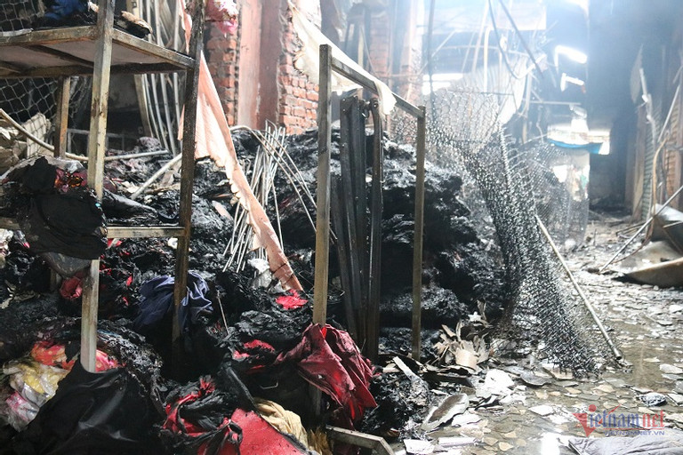 Lửa thiêu rụi tài sản tiền tỷ, nước mắt tiểu thương quện chảy trong mưa-2