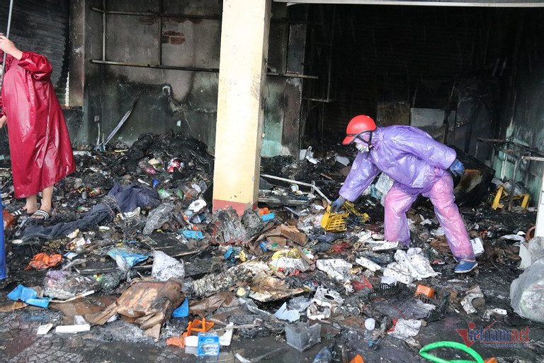 Lửa thiêu rụi tài sản tiền tỷ, nước mắt tiểu thương quện chảy trong mưa-3