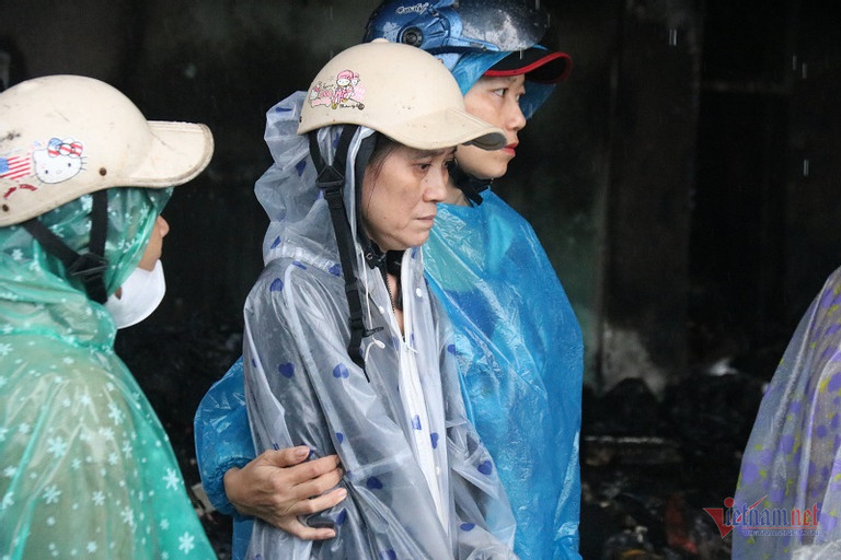 Lửa thiêu rụi tài sản tiền tỷ, nước mắt tiểu thương quện chảy trong mưa-6