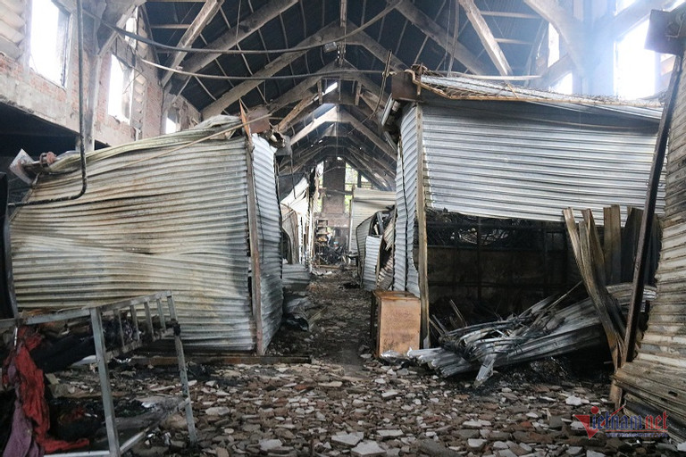 Lửa thiêu rụi tài sản tiền tỷ, nước mắt tiểu thương quện chảy trong mưa-8