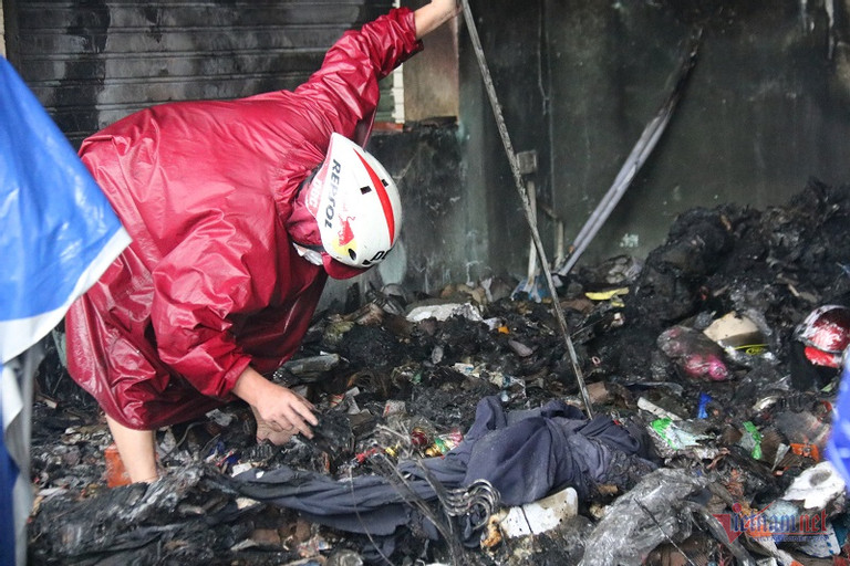 Lửa thiêu rụi tài sản tiền tỷ, nước mắt tiểu thương quện chảy trong mưa-9