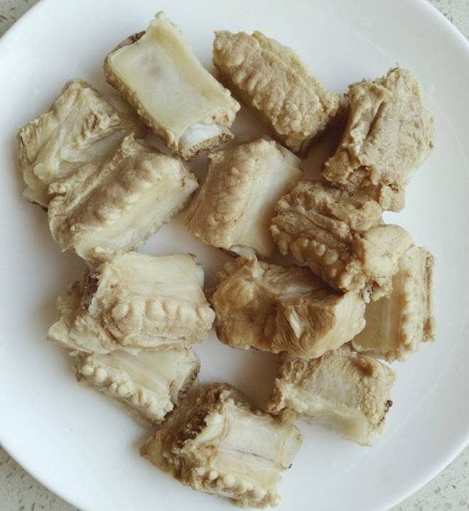 Sườn kho mềm ngon, đậm đà trôi cơm lại lên màu đỏ đẹp hóa ra là nhờ điều này!-1