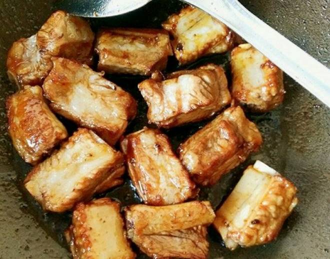 Sườn kho mềm ngon, đậm đà trôi cơm lại lên màu đỏ đẹp hóa ra là nhờ điều này!-4