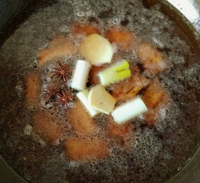 Sườn kho mềm ngon, đậm đà trôi cơm lại lên màu đỏ đẹp hóa ra là nhờ điều này!-5