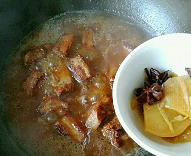 Sườn kho mềm ngon, đậm đà trôi cơm lại lên màu đỏ đẹp hóa ra là nhờ điều này!-6