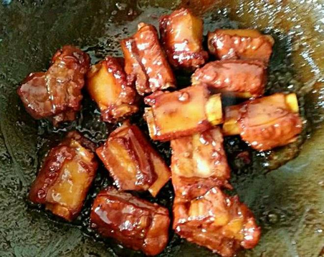 Sườn kho mềm ngon, đậm đà trôi cơm lại lên màu đỏ đẹp hóa ra là nhờ điều này!-7