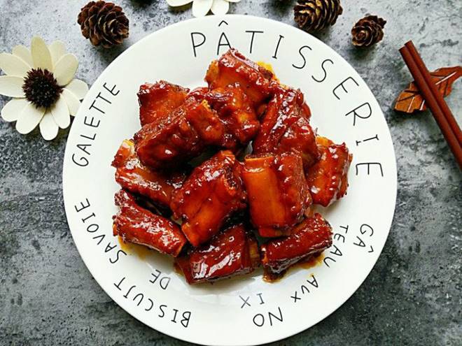 Sườn kho mềm ngon, đậm đà trôi cơm lại lên màu đỏ đẹp hóa ra là nhờ điều này!-9