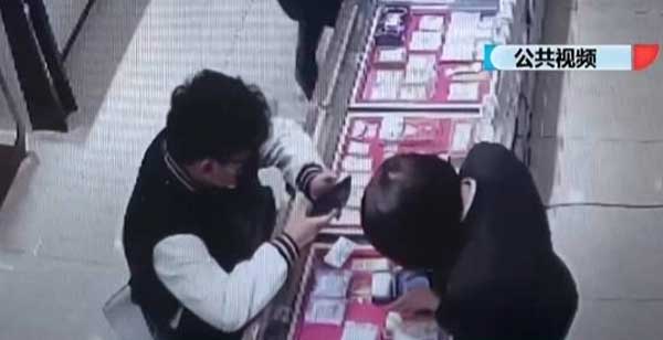 Mua 200 cây vàng trong 1 buổi sáng, người đàn ông bị cảnh sát bắt vì dấu hiệu bất thường: Mua vàng như mua mớ rau-1