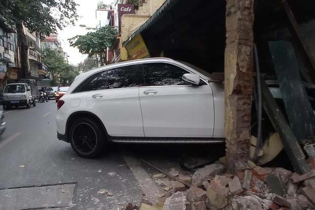 Hà Nội: Tài xế xe Mercedes mất lái lao vào nhà dân trên phố cổ lúc rạng sáng-1