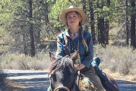 Cô gái gây sốt mạng với 4 năm sống du mục, ăn động vật chết, di chuyển bằng ngựa