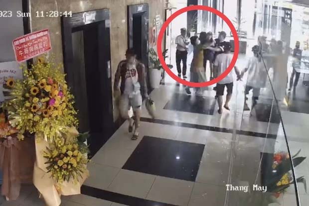 Người phụ nữ bị hành hung ở chung cư: Do mâu thuẫn tình cảm-1